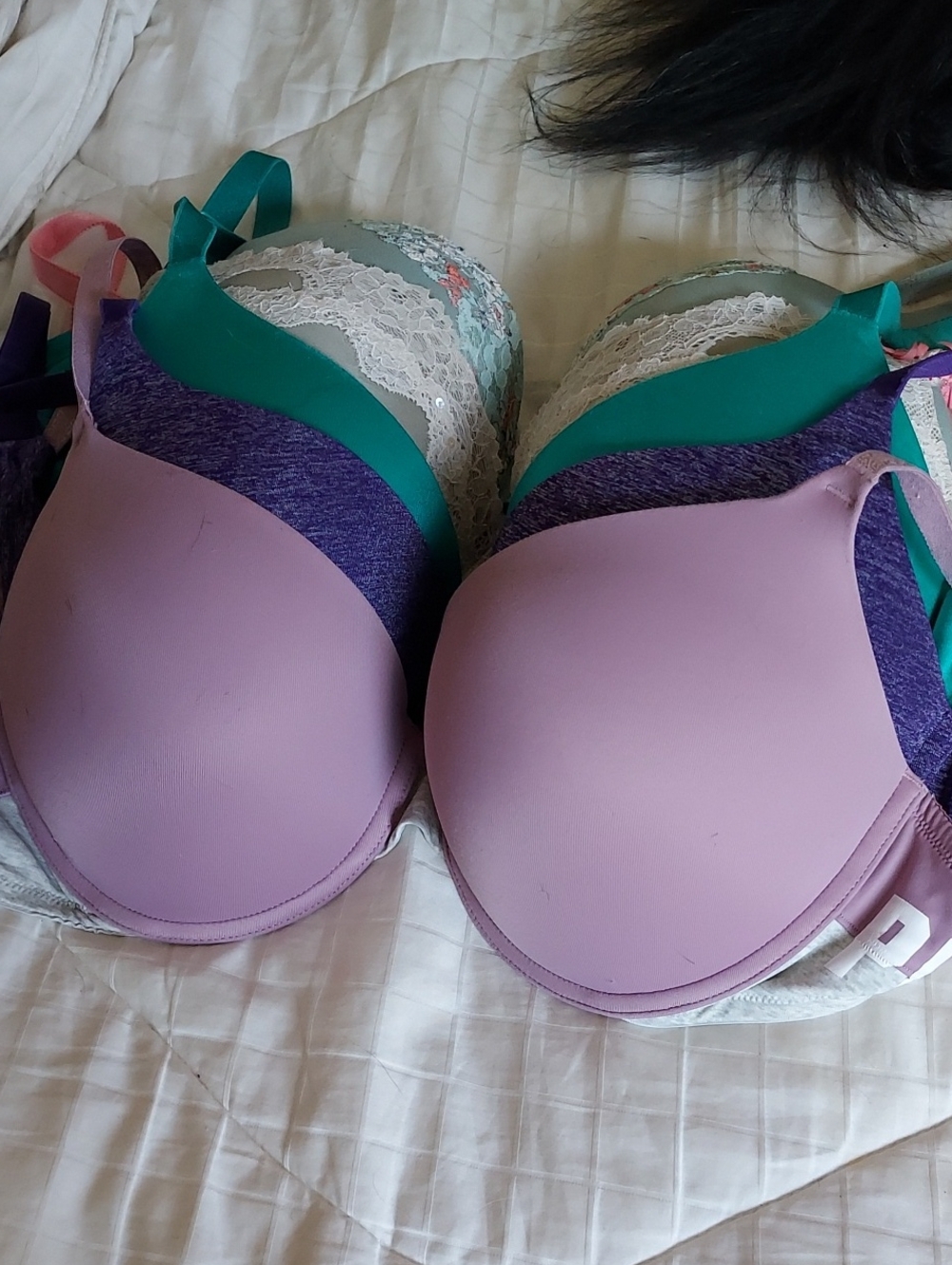 Lot Of Bras 36D 4 VS & 1 Soma With Tote